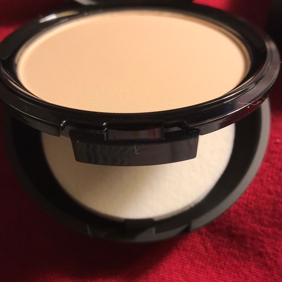 BH STUDIO PRO MATTE FINISH PRESSED POWDER & BRUSH - Picture 4 of 6